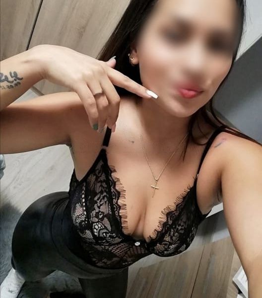 I am Juli,I am in Elche, a 23-year-old brunette who is super gorgeous and very nice. I am a university student who wants to meet new people and with whom I can share good times. I also do spectacular massages. I would also like to accompany you to events, trips, etc... Call me and I will gladly inform you of my ideas. You can call me or send me a message. I have whatsapp